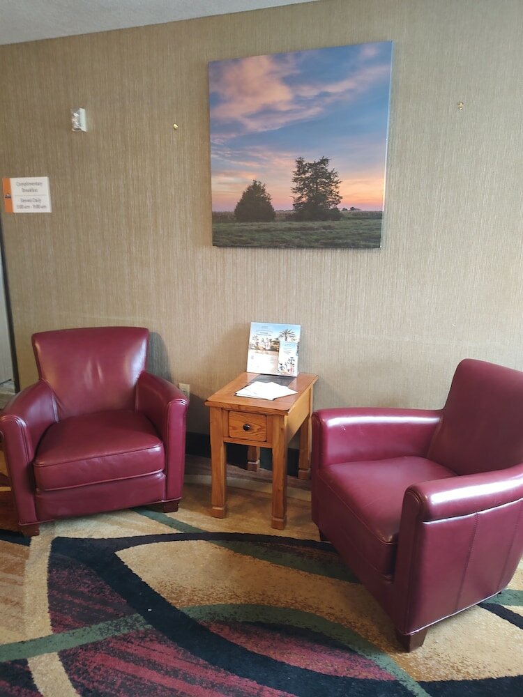 Фото Days Inn & Suites by Wyndham Fargo 19th Ave/Airport Dome