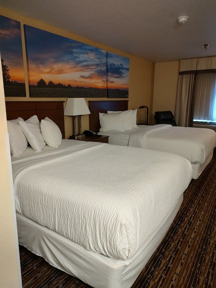 Фото Days Inn & Suites by Wyndham Fargo 19th Ave/Airport Dome