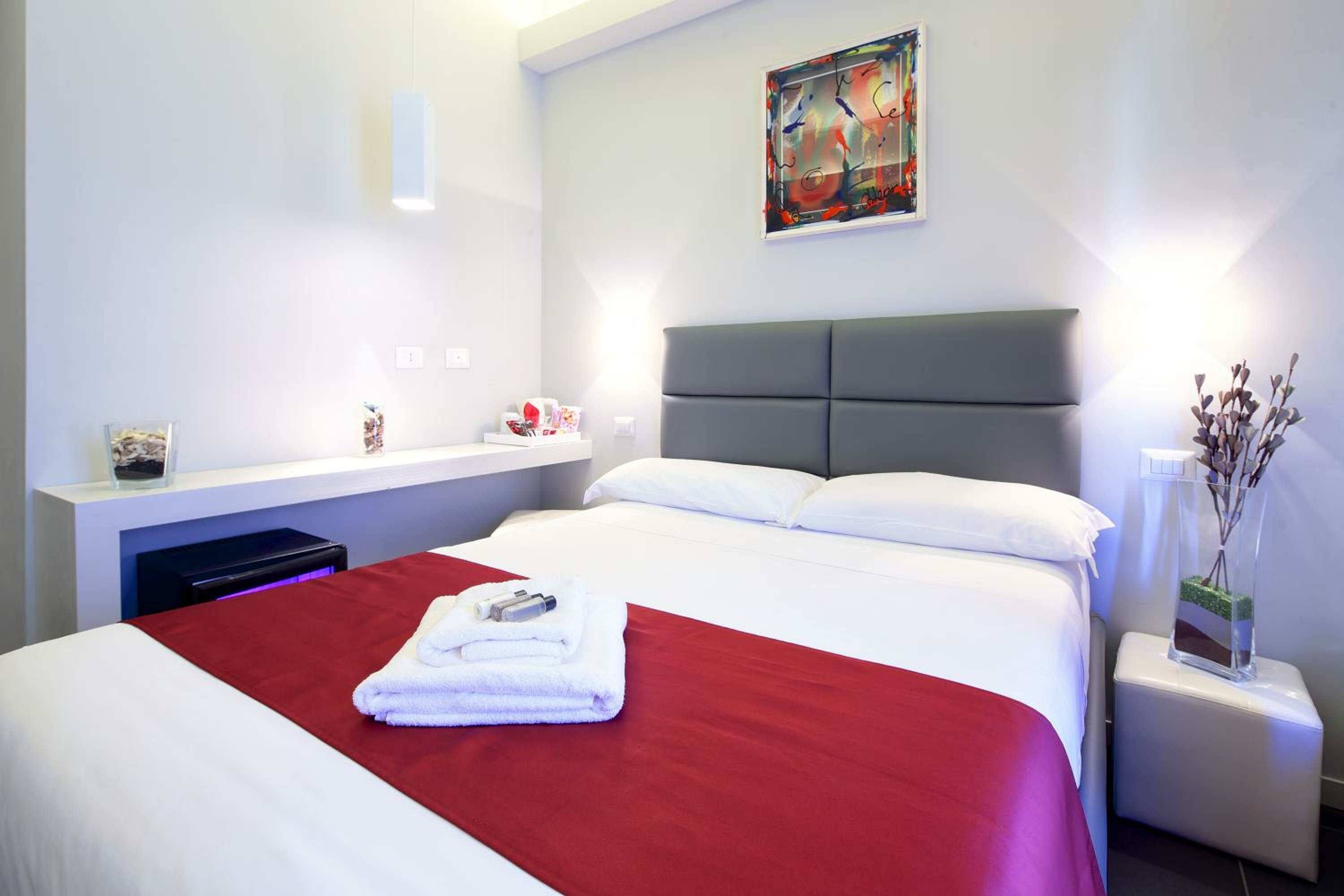 Фото NearHome Smart Suites Guest House