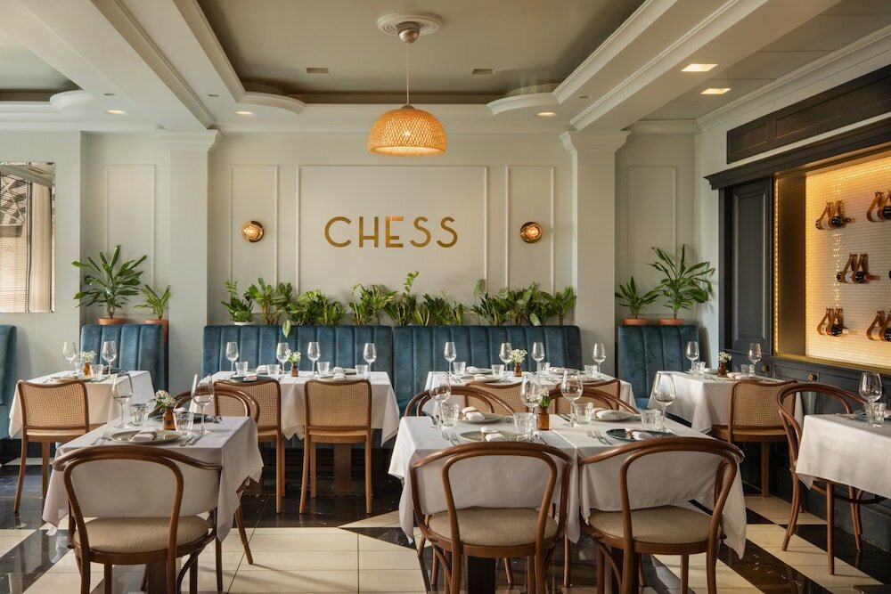 Фото Queen's Court Hotel & Residence