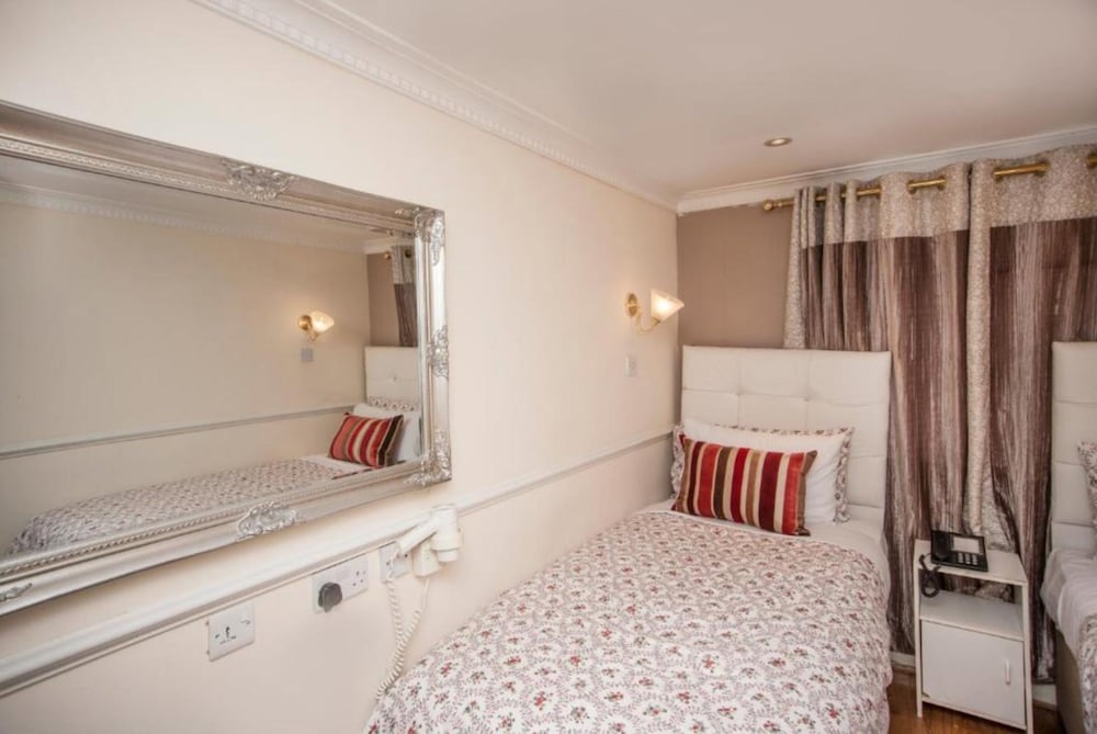 Фото Classic Hyde Park Hotel