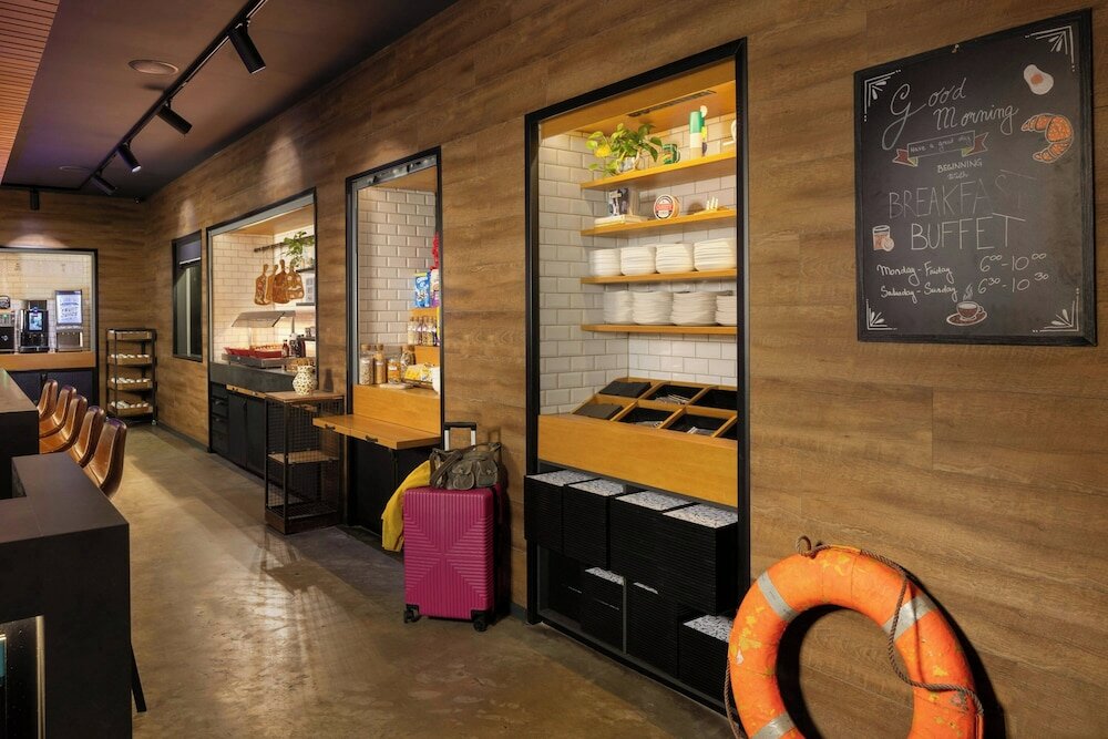 Фото Moxy Southampton