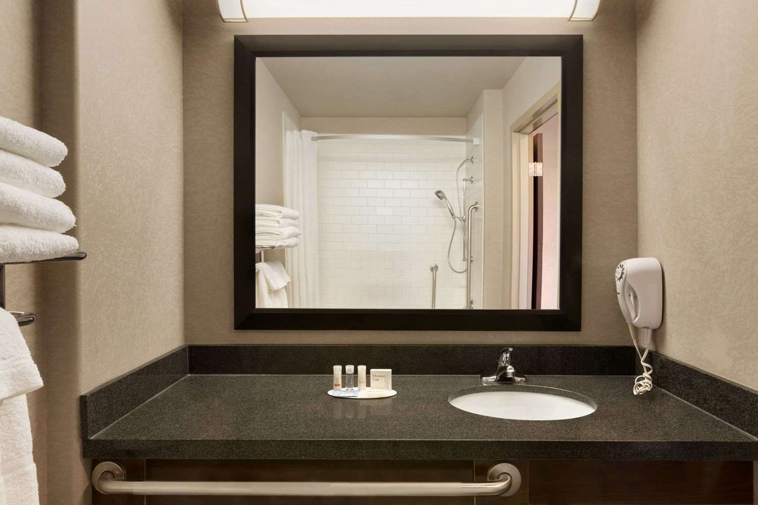 Фото Days Inn by Wyndham Regina Airport West