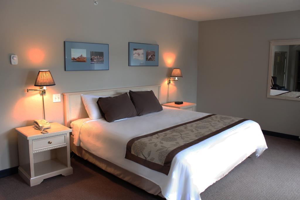 Фото Quarterdeck Inn & Marina Resort