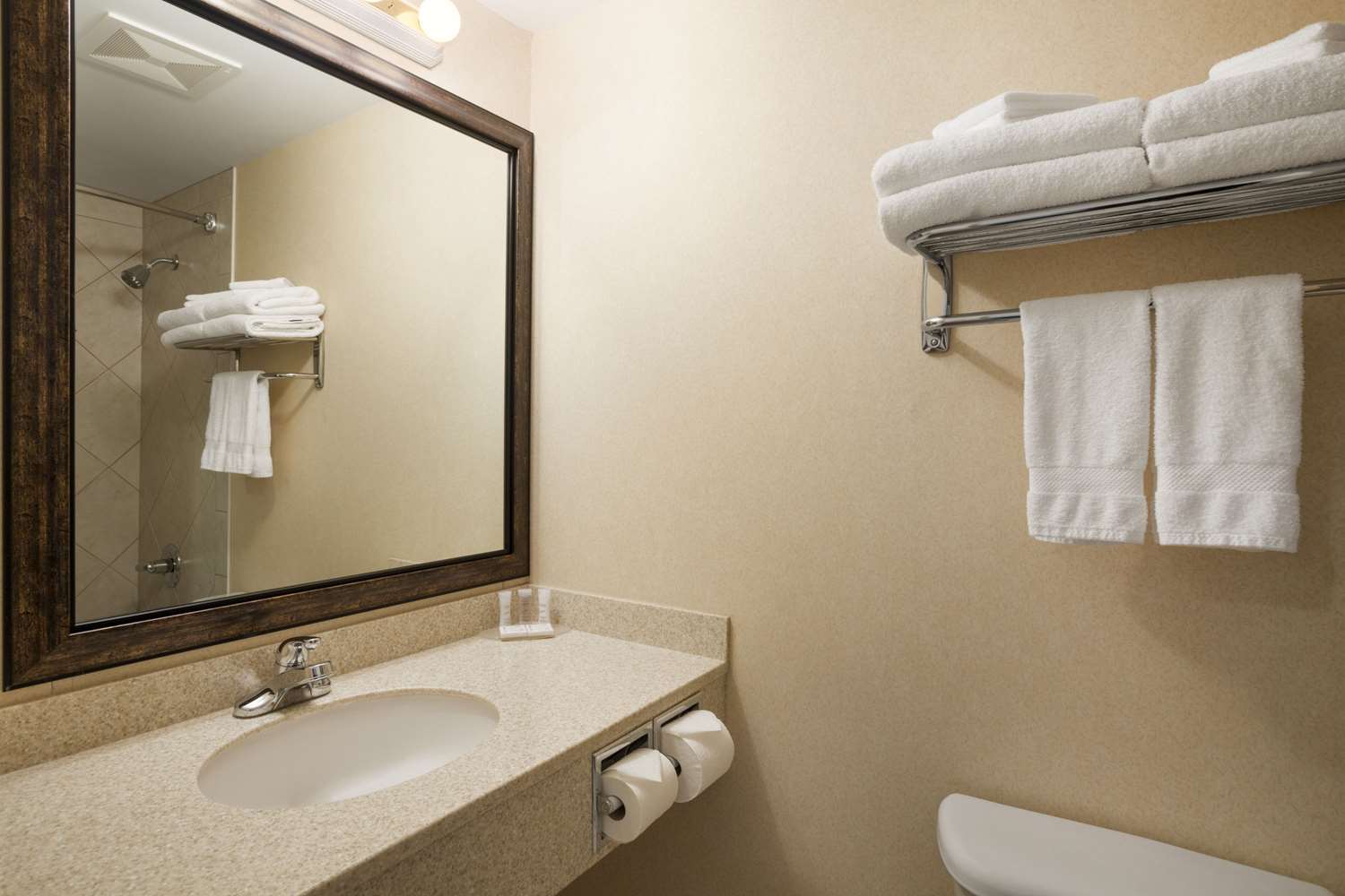 Фото Travelodge by Wyndham Strathmore