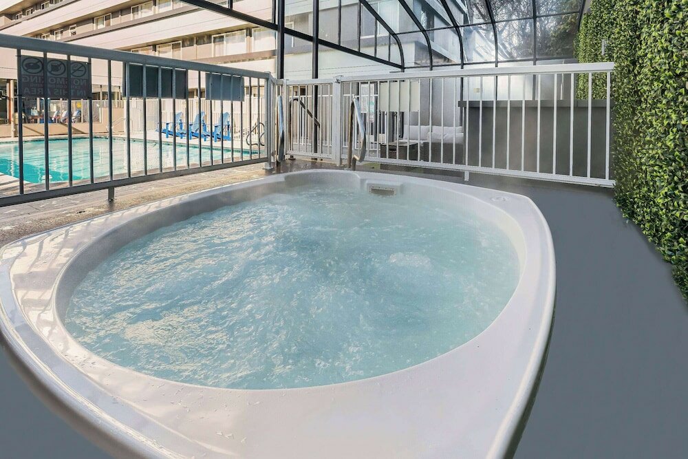 Фото Days Inn by Wyndham Victoria On The Harbour