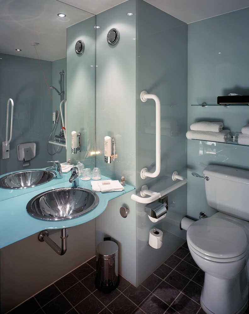 Фото Holiday Inn London - West, an Ihg Hotel