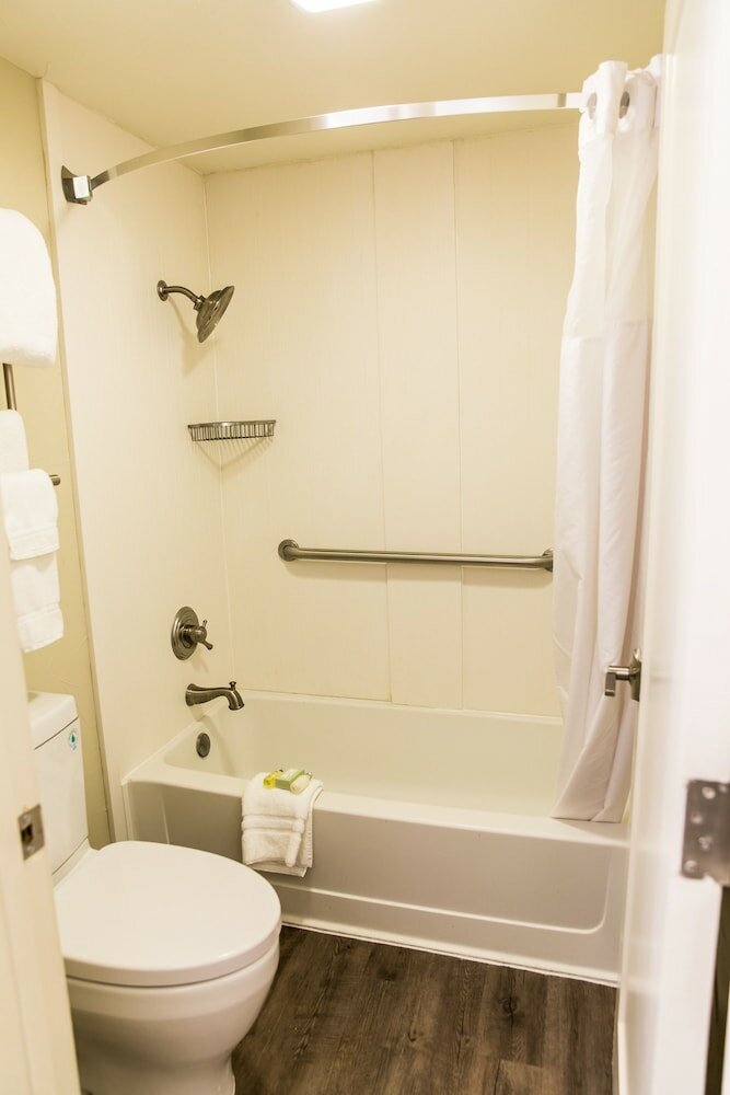 Фото Fredericksburg Inn & Suites