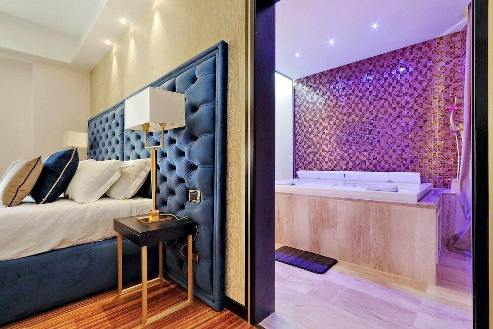 Фото Spanish Diamond Luxury Suites & Jacuzzi