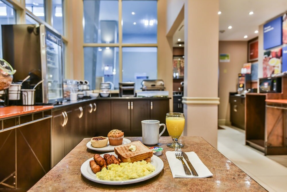 Фото Comfort Inn & Suites Ambassador Bridge