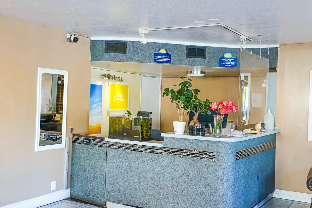 Фото Days Inn by Wyndham Redwood City