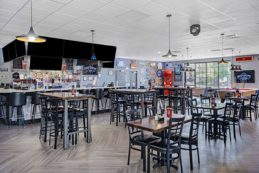 Фото Days Inn and Suites by Wyndham Oxford