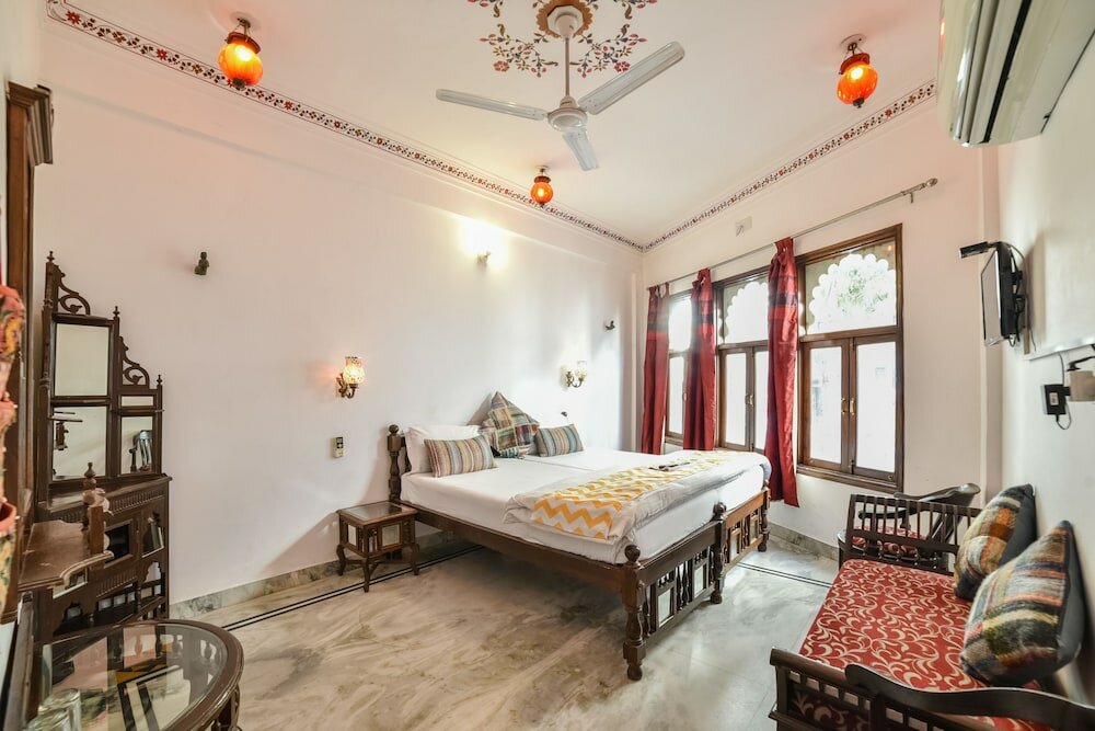 Фото Hotal Devraj Niwas on Lake Pichola Udaipur