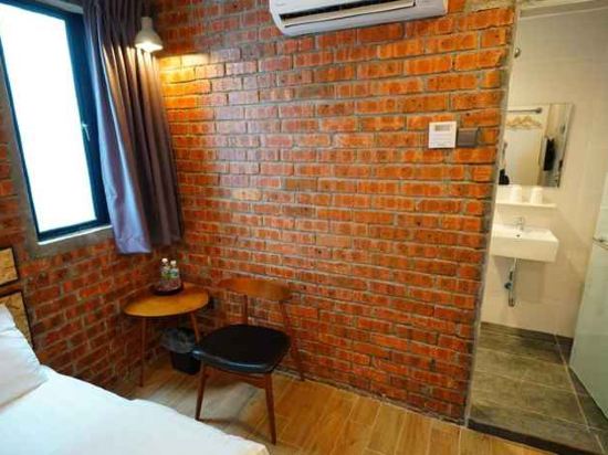 Фото Brick Box Hotel