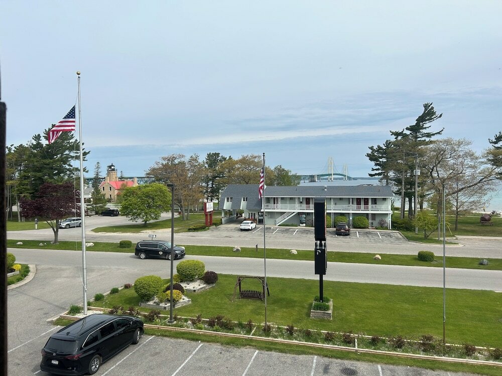 Фото Super 8 by Wyndham Bridgeview of Mackinaw City