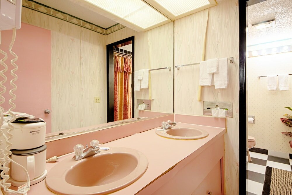 Фото Economy Inn & Suites