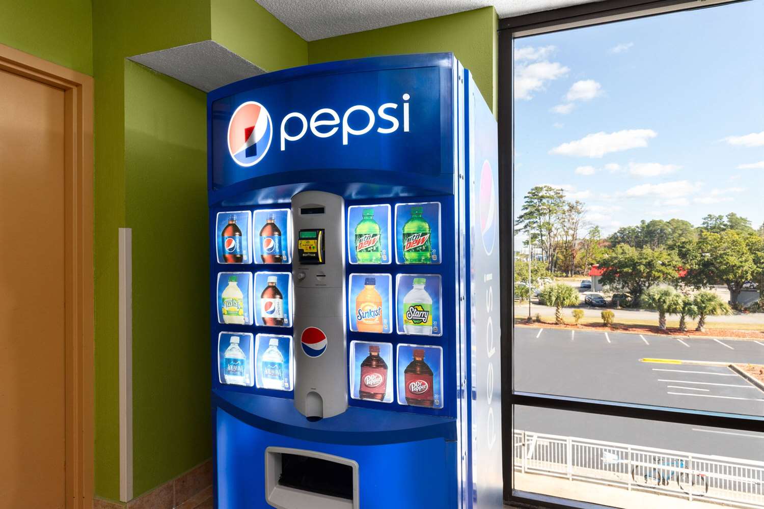 Фото Super 8 by Wyndham Myrtle Beach/Market Common Area