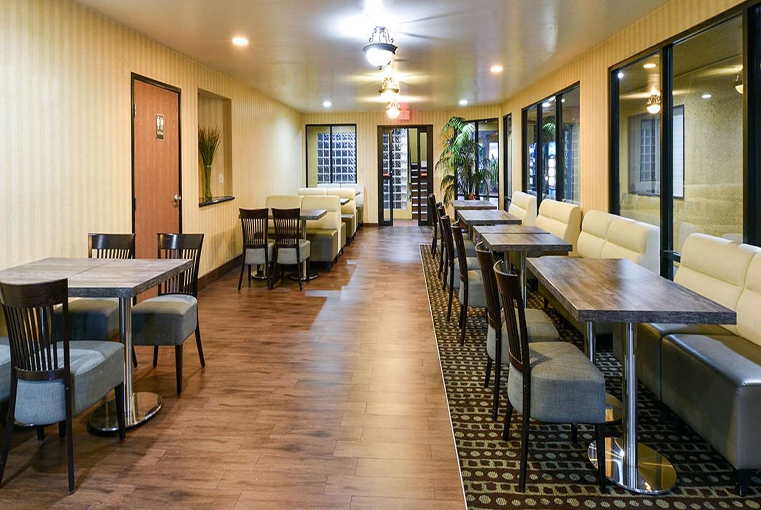 Фото Travelodge by Wyndham Commerce Los Angeles Area