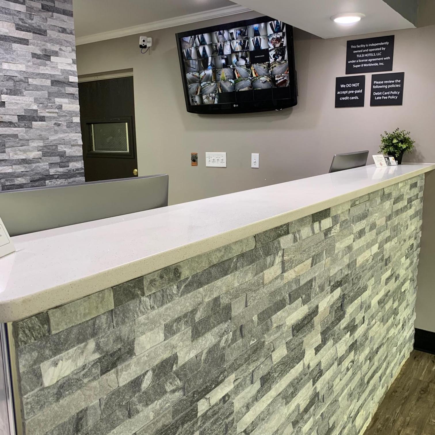 Фото Super 8 by Wyndham Charlotte University