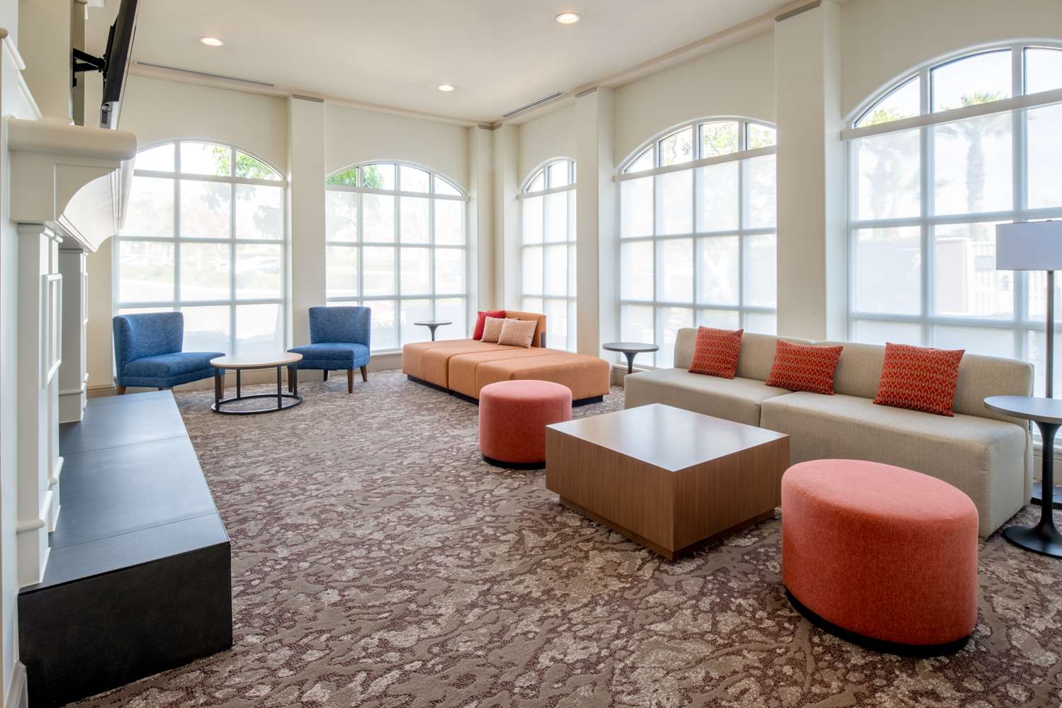 Фото Hilton Garden Inn Fontana