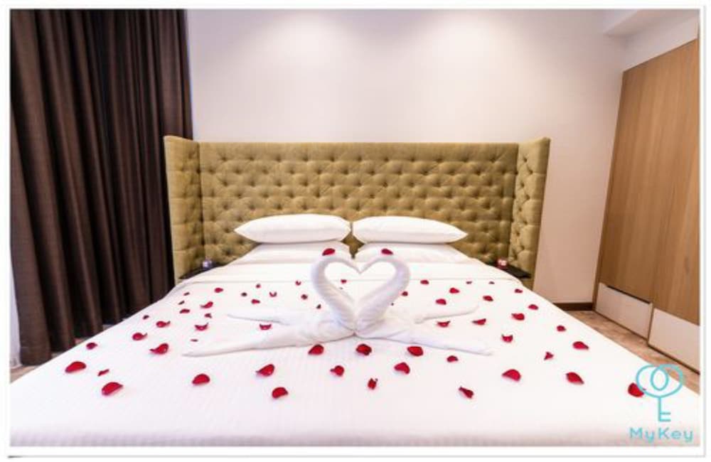 Фото Expressionz Professional Suites by iHost Homes 2