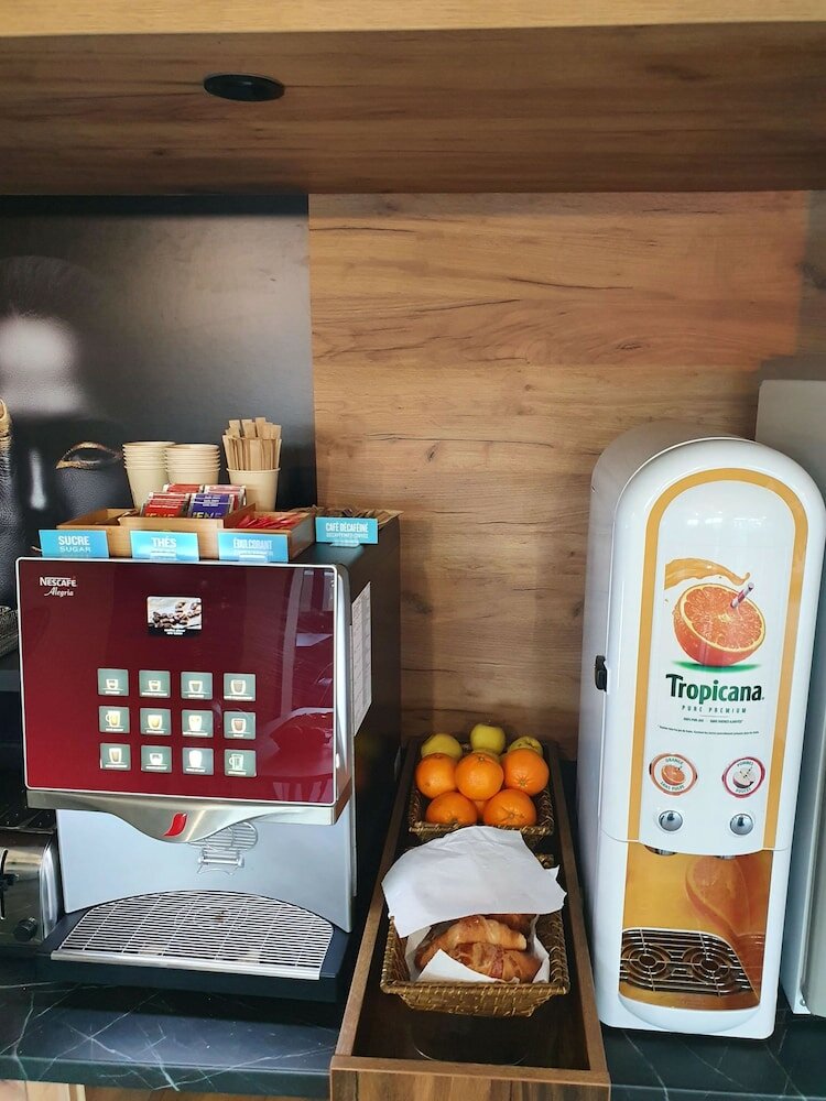 Фото Hotel Kyriad Direct Martigues