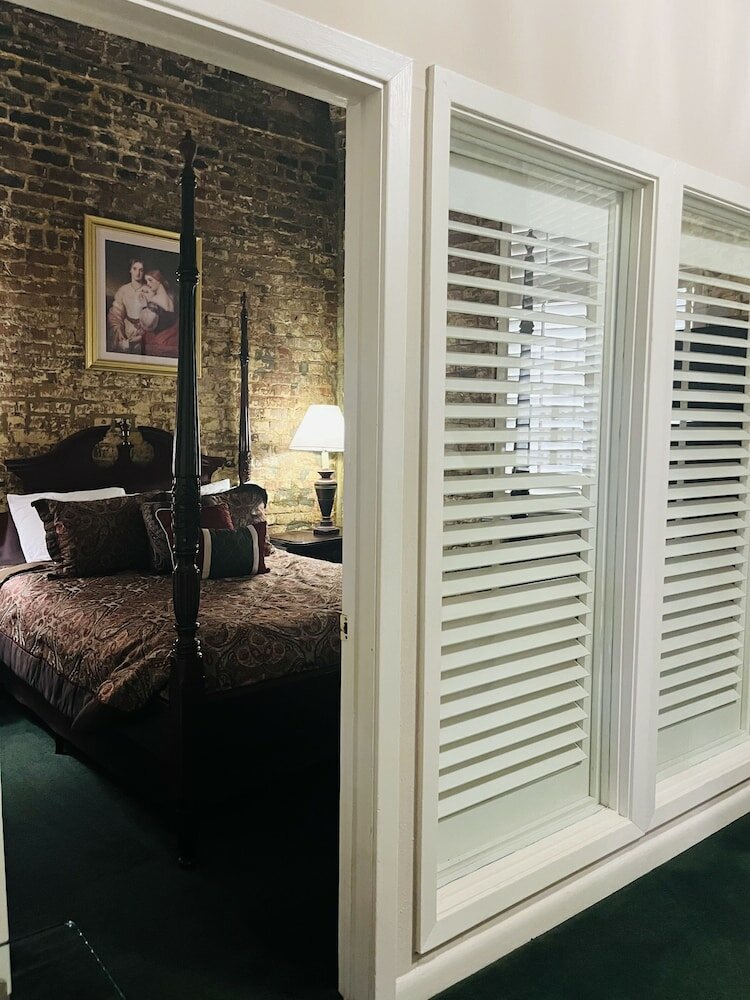 Фото Plaza Suites Downtown New Orleans