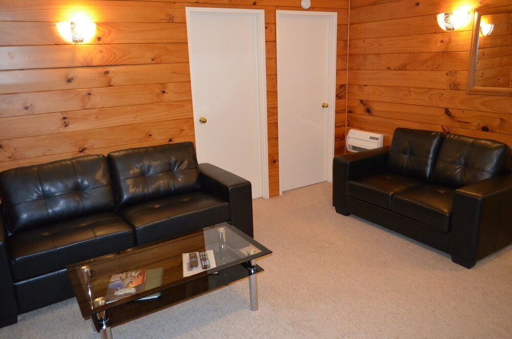 Фото Cedarwood Lakeside Motel & Conference Venue