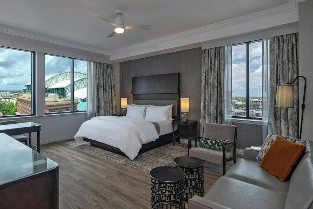 Фото The Westin Houston Downtown