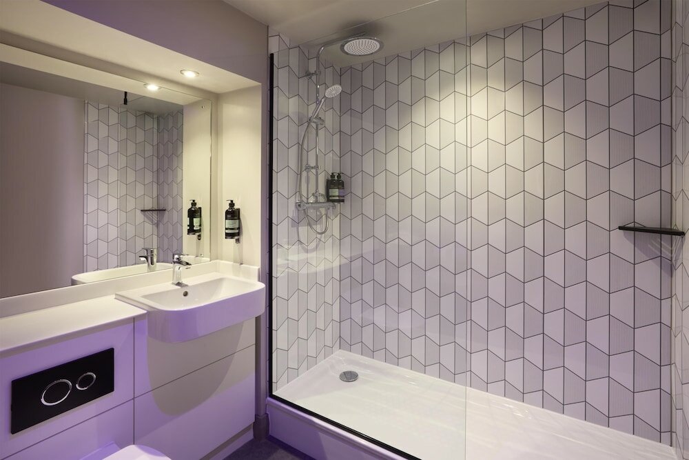 Фото Holiday Inn Express London - Newbury Park, an Ihg Hotel