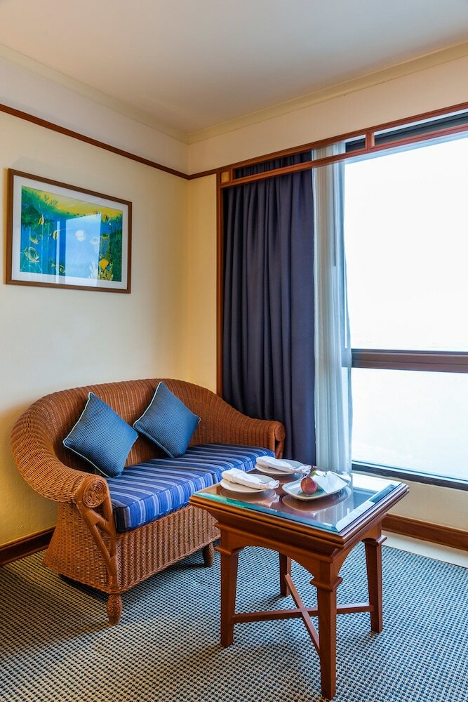 Фото Cholchan Pattaya Beach Resort
