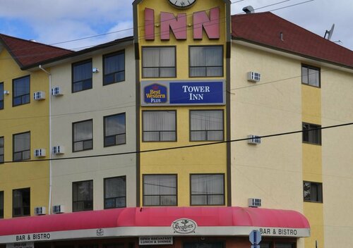 Гостиница Tower Inn and Suites в Квенеле
