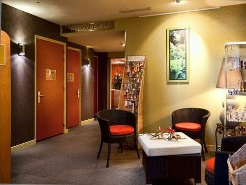 Гостиница Hotel L Arcombelle в Везуле