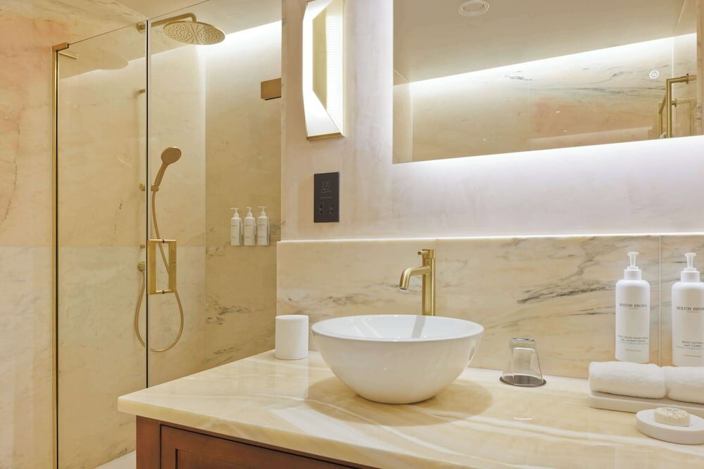 Фото The Trafalgar St. James London, Curio Collection by Hilton