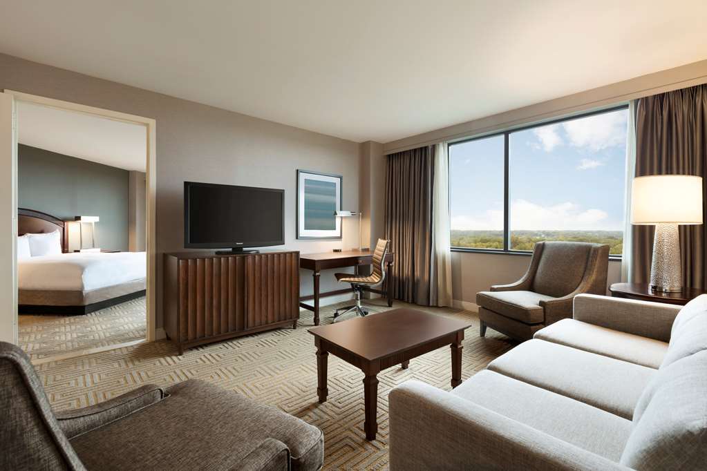 Фото Hilton East Brunswick Hotel & Executive Meeting Center