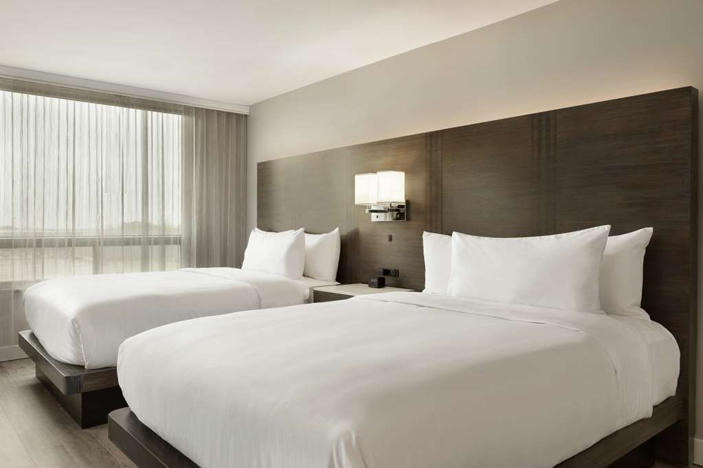 Фото Embassy Suites by Hilton Montreal Airport