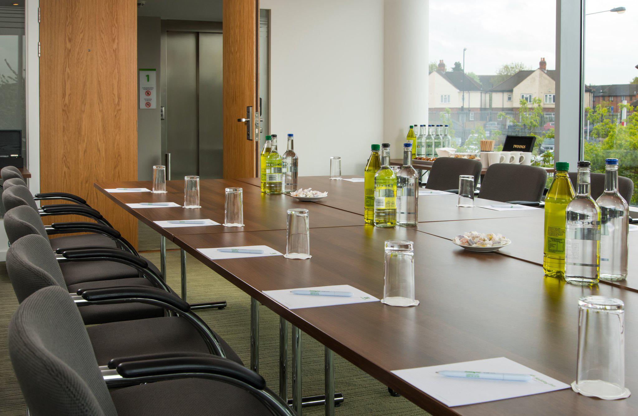 Фото Holiday Inn London - West, an Ihg Hotel