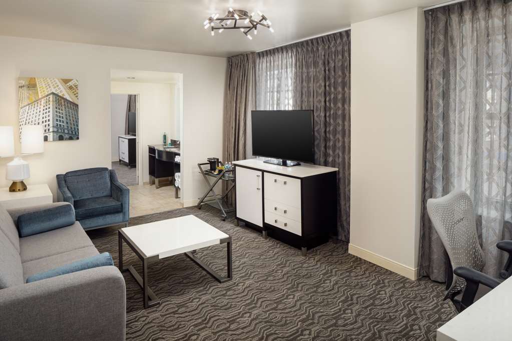 Фото Doubletree Suites by Hilton Detroit Downtown - Fort Shelby