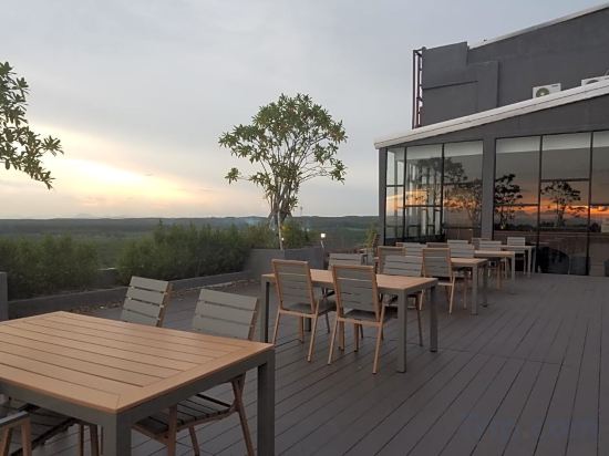 Фото The Vista Hotel