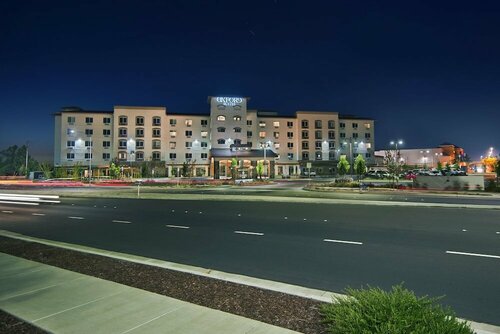 Гостиница Oxford Suites Sonoma County в Ронерт Парке