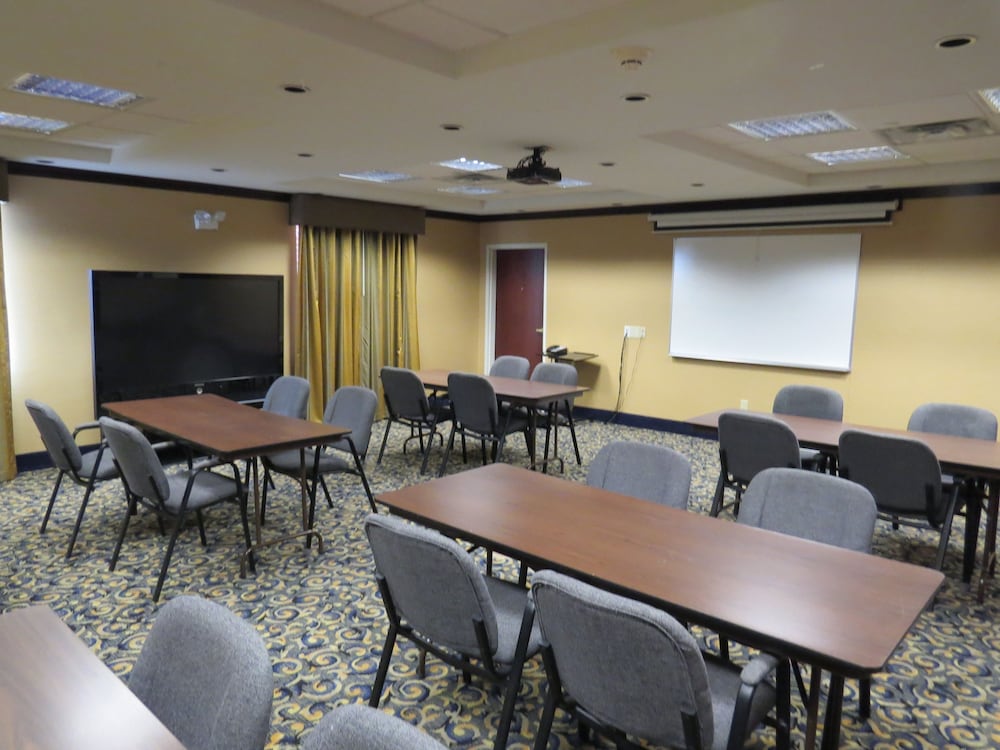 Фото Holiday Inn Express & Suites Pampa, an Ihg Hotel