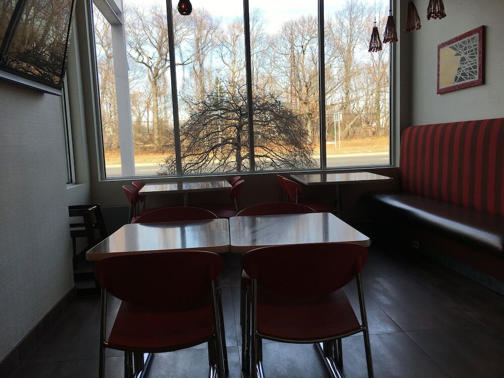 Фото Ramada by Wyndham Rockville Centre