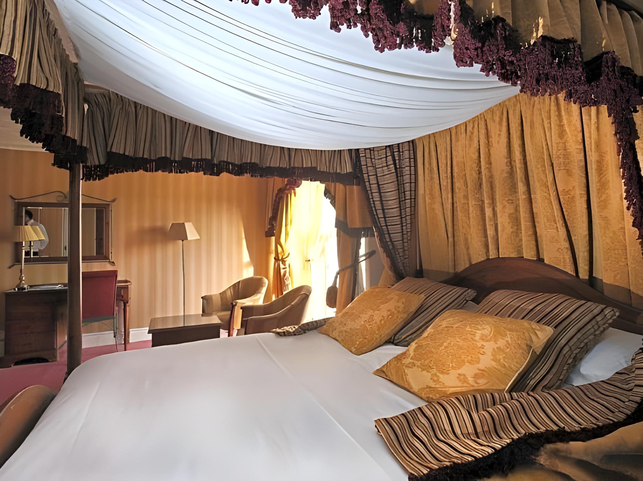 Фото Leasowe Castle