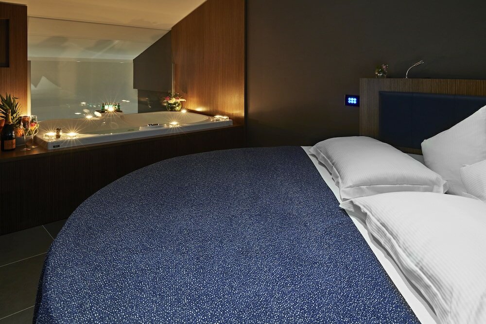 Фото Hotel The Building