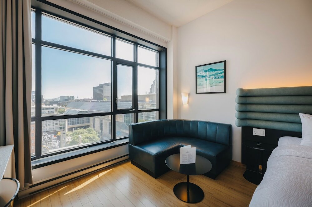 Фото Hotel Le Dauphin Montreal Centre Ville