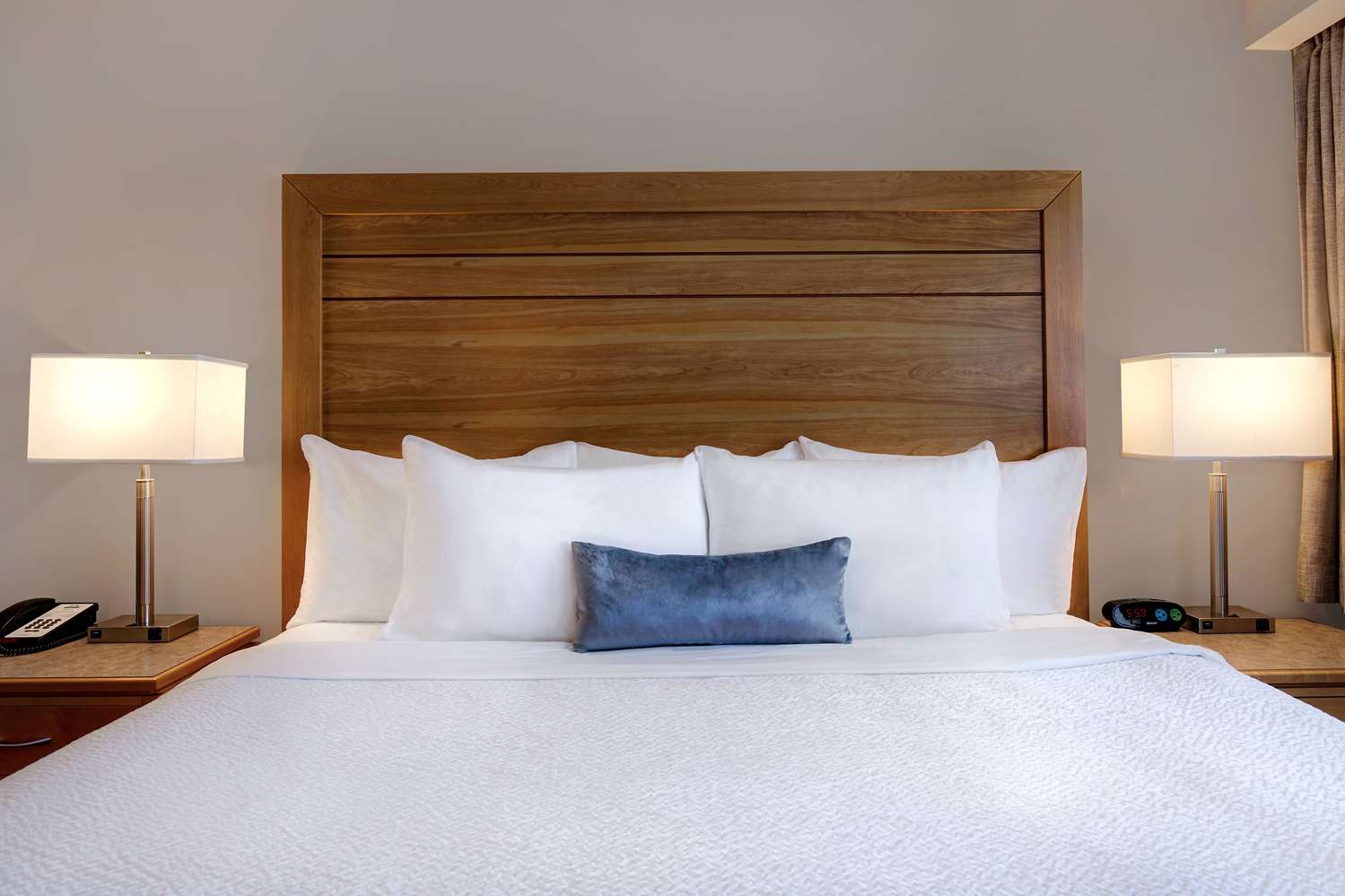 Фото Days Inn by Wyndham Victoria Airport Sidney