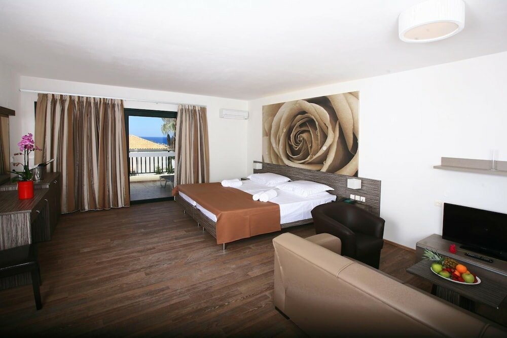 Фото Eurohotel Katrin Suites-Adults Only