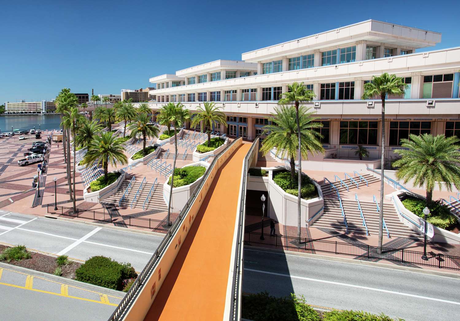 Фото Embassy Suites Tampa Downtown