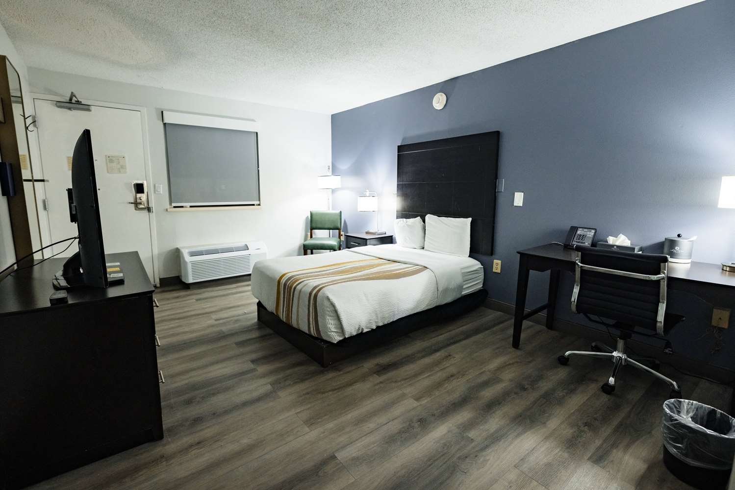 Фото La Quinta Inn by Wyndham Tampa Near Busch Gardens