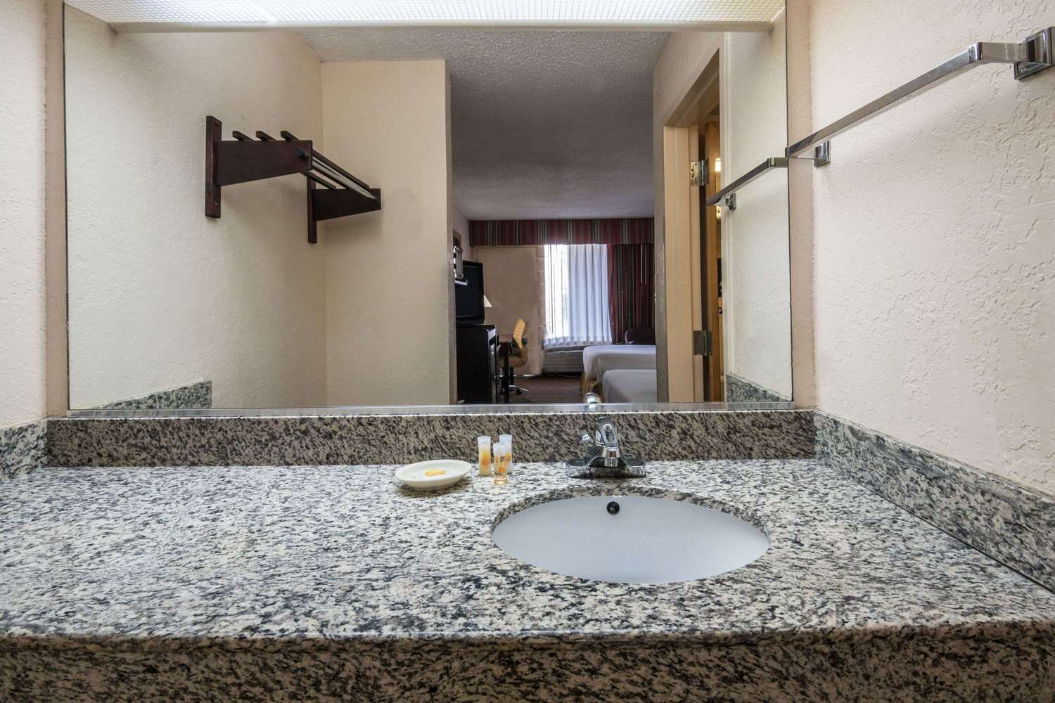 Фото Days Inn by Wyndham Killeen Fort Hood